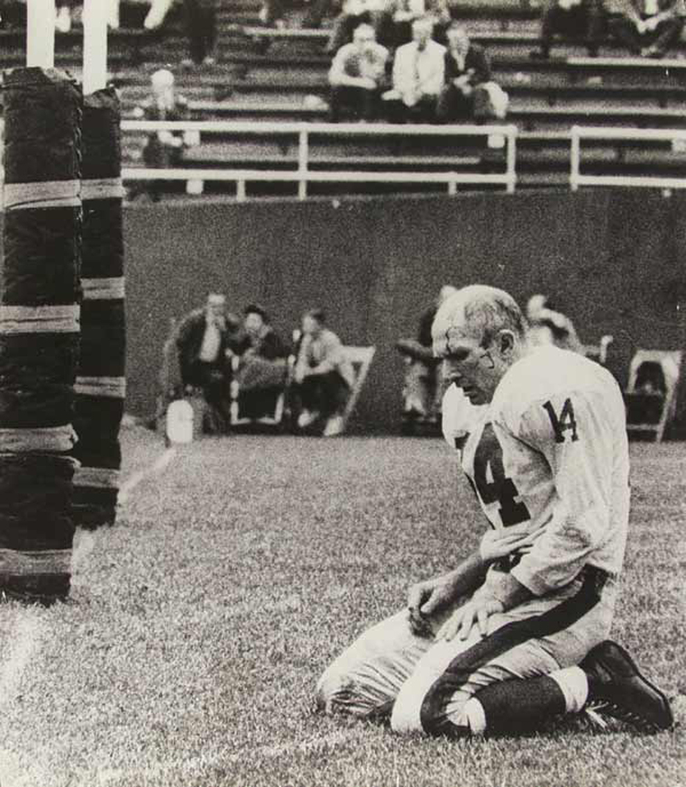 Most Iconic Sports Photos Y.A. Tittle In His Last NFL Season